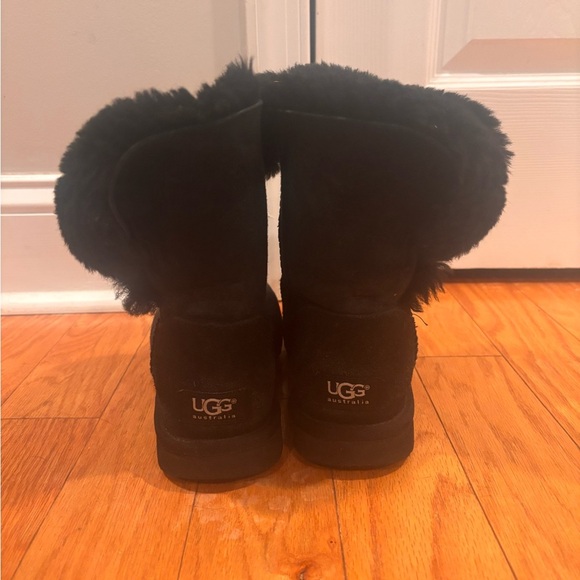 Preowned Ugg Women's Bailey Button Sheepskin Boot Size 6 - Picture 3 of 7